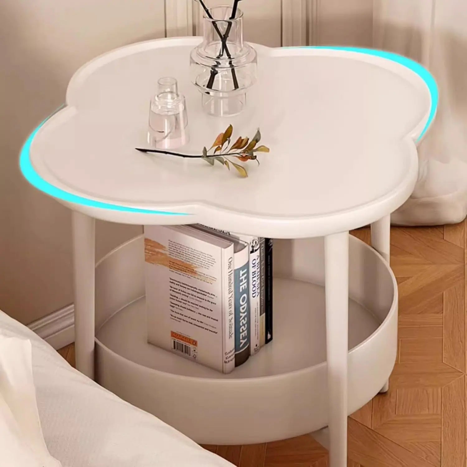 Florvia – Blomsterformet Sidebord med 2 Hylder & Skulpturelt Design i Cremehvid