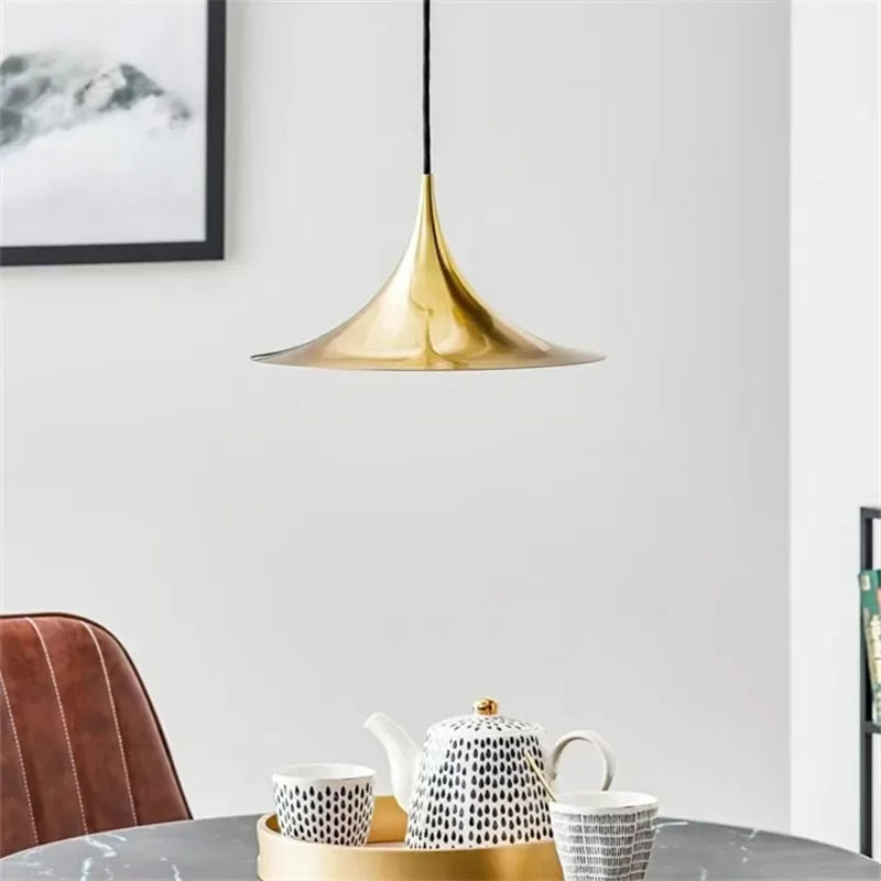 HyggeGlow – Skandinavisk Pendellampe med Minimalistisk Design og Varmt LED-Lys