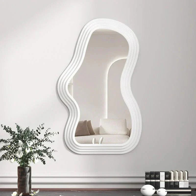 ScandiCloud – Skyformet Væg-spejl med Minimalistisk Nordisk Design