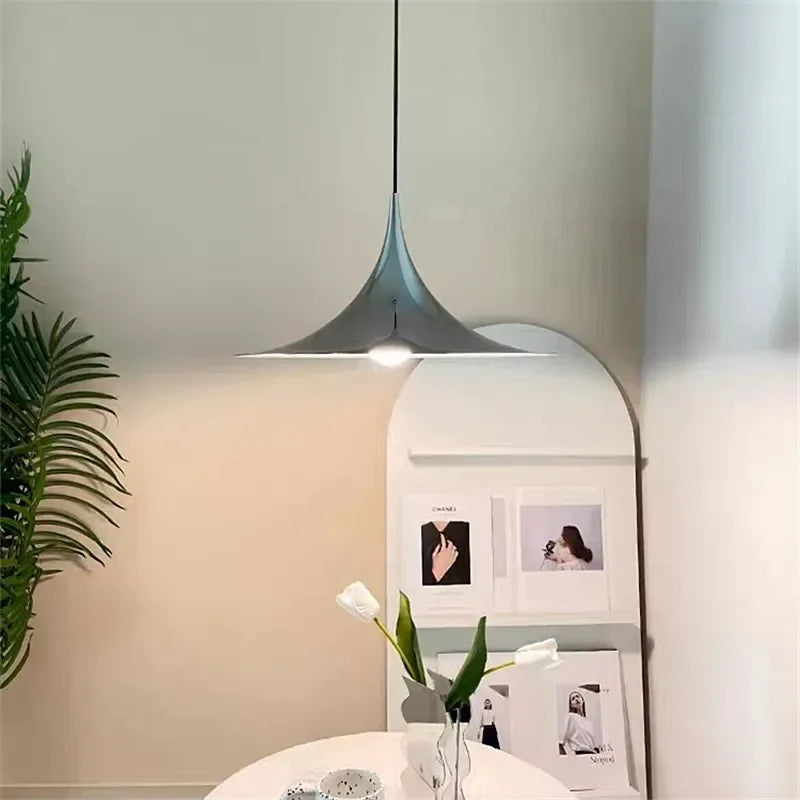HyggeGlow – Skandinavisk Pendellampe med Minimalistisk Design og Varmt LED-Lys