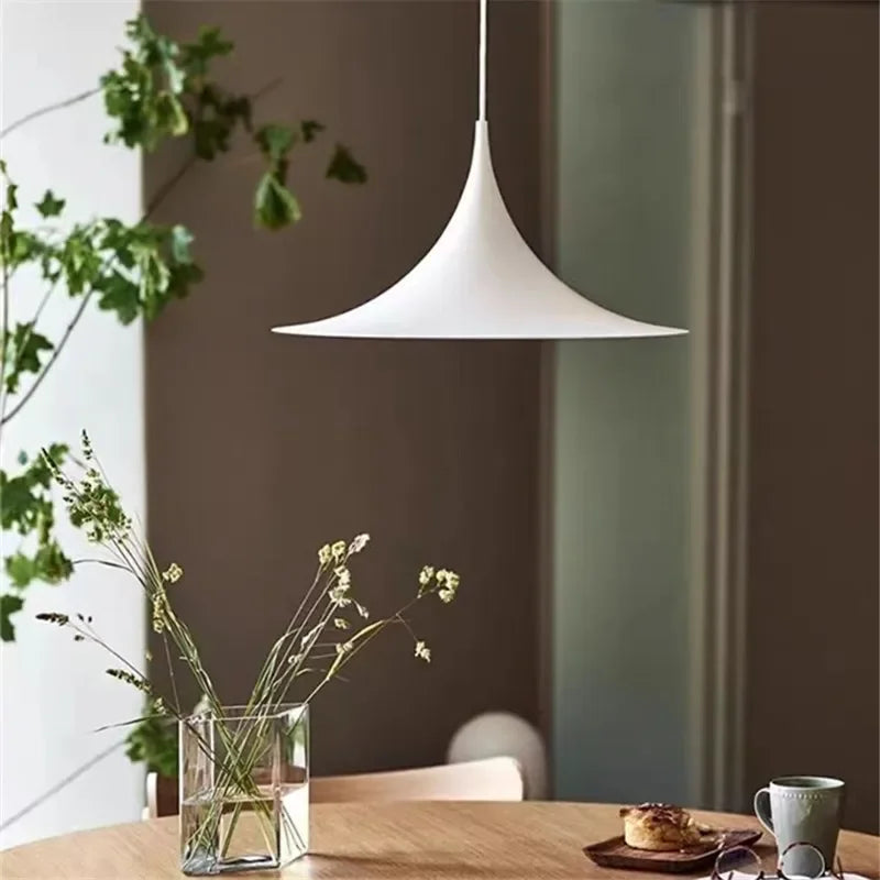 HyggeGlow – Skandinavisk Pendellampe med Minimalistisk Design og Varmt LED-Lys